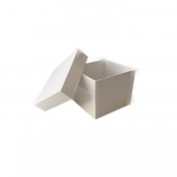 Komple Karton Kutu Düz Renk 8x8x6.5 CM - 25 Adet Beyaz Komple Karton Kutu Düz Renk 8x8x6.5 CM - 25 Adet Beyaz