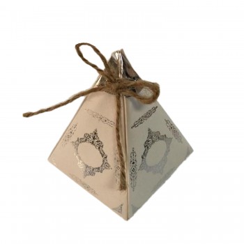 Karton Lokumluk Gümüş Saray Desenli Piramit Modeli 50 Adet Beyaz Karton Lokumluk Gümüş Saray Desenli Piramit Modeli 50 Adet Beyaz