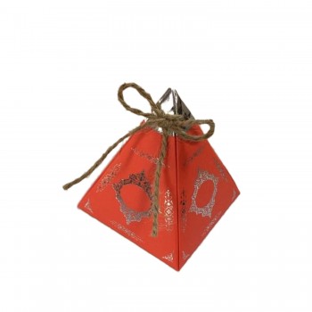 Karton Lokumluk Gümüş Saray Desenli Piramit Modeli 50 Adet Kırmızı Karton Lokumluk Gümüş Saray Desenli Piramit Modeli 50 Adet Kırmızı