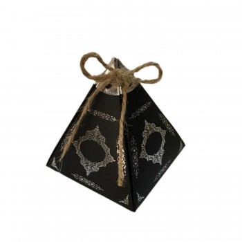 Karton Lokumluk Gümüş Saray Desenli Piramit Modeli 50 Adet Siyah Karton Lokumluk Gümüş Saray Desenli Piramit Modeli 50 Adet Siyah