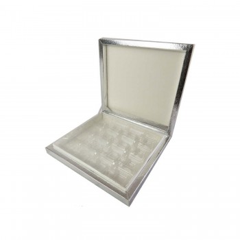 Karton Çikolata Kutusu 16'lı Separatörlü 23.5 X 22.5 CM   Gümüş